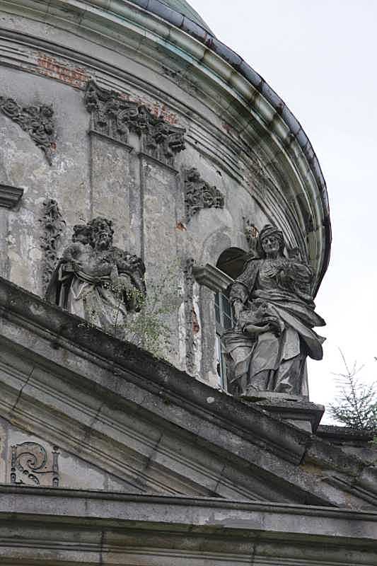 Скульптури на фронтоні (2)