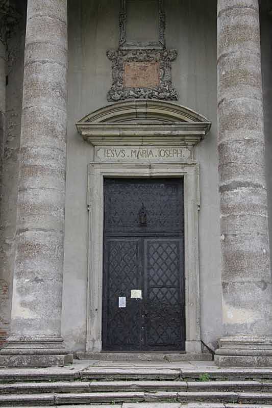 Головний вхід