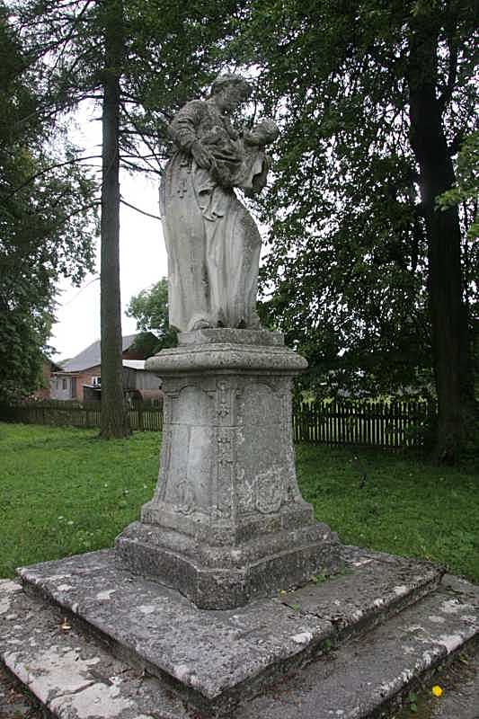 2009 р. Скульптура біля костелу (св.…