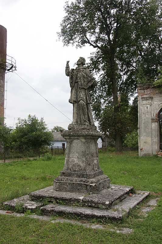 2009 р. Скульптура біля костелу…