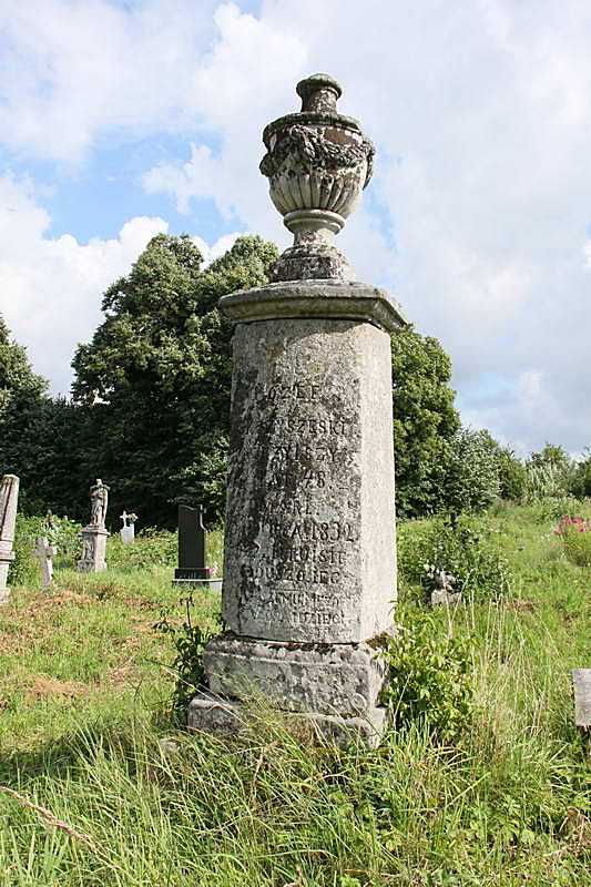 2011 р. Надгробок з вазою