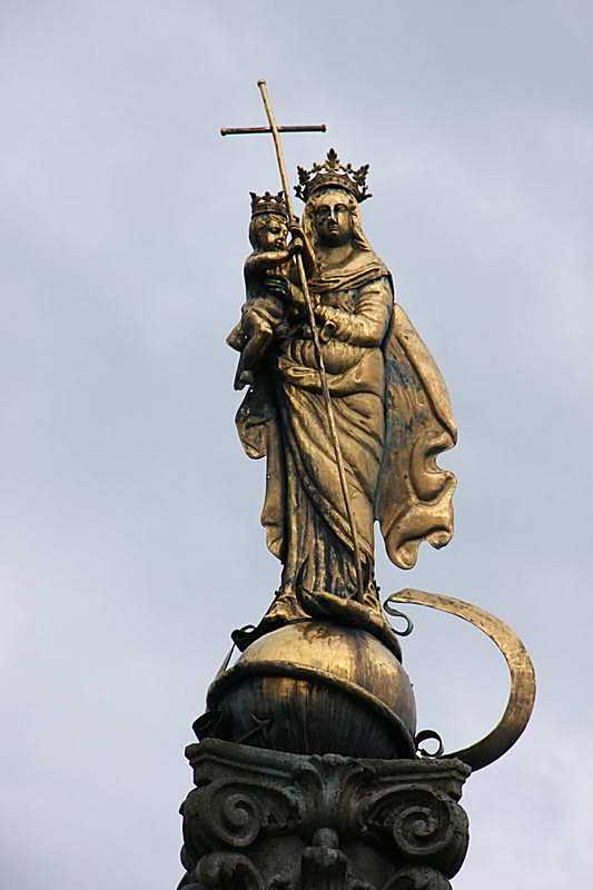 Постать Богородиці з Ісусом