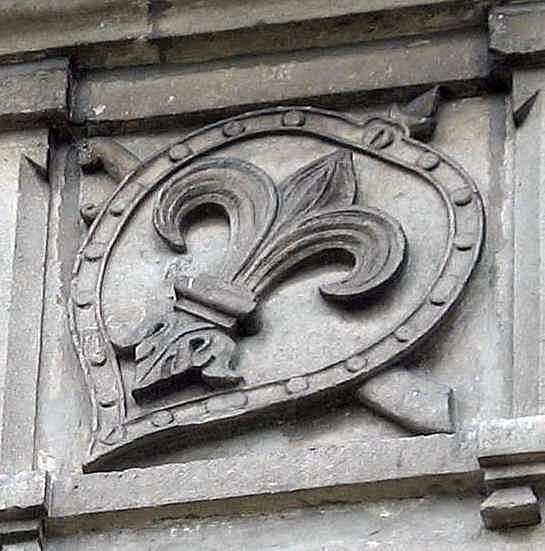 Метопа із гербовим знаком (3)