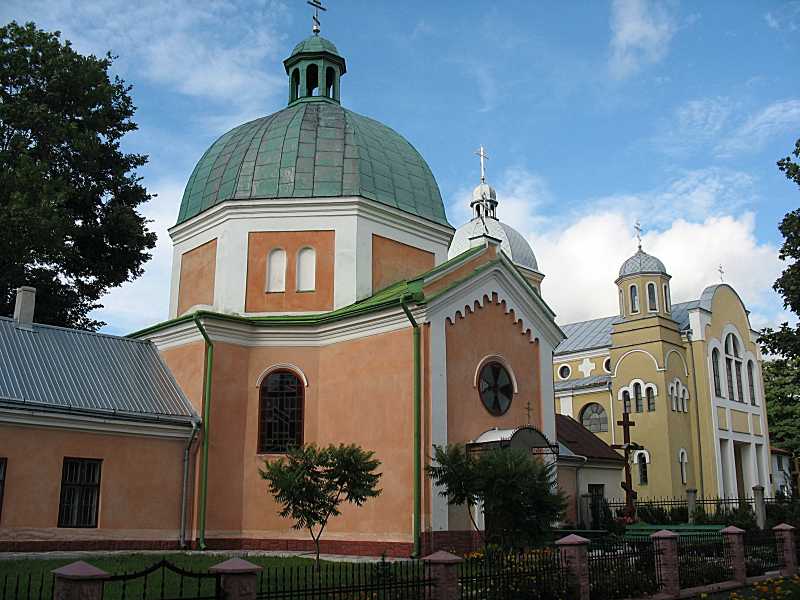 Вигляд з південного заходу. Фото Зенона Боровця і Богдана Тхора, 25 липня 2007… Костел св.Лазаря