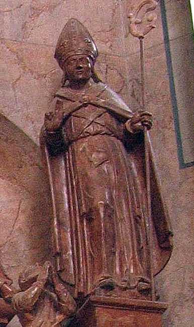 Постать кардинала над правою колоною