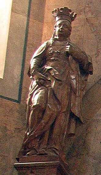 Свята королева над лівою колоною