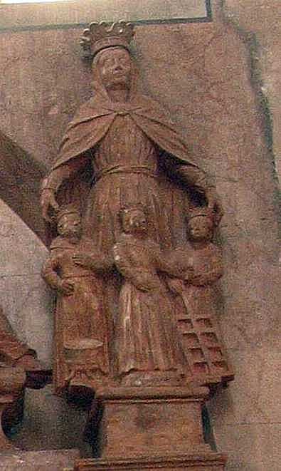 Свята королева над правою колоною