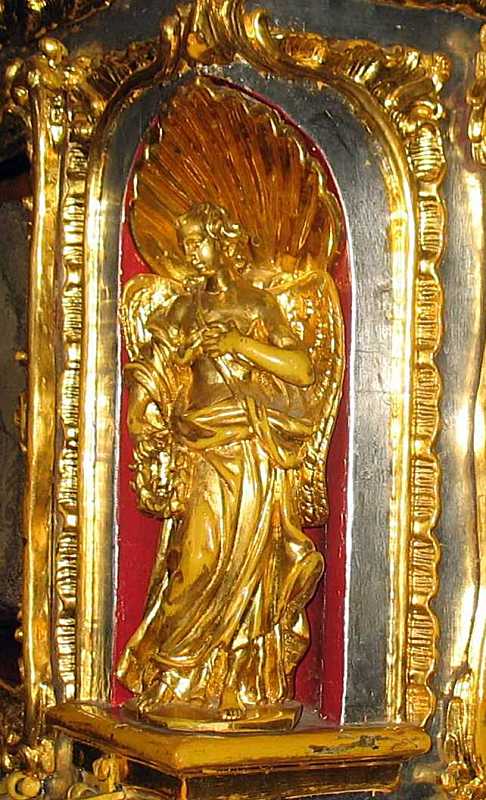 Постать ангела на розі