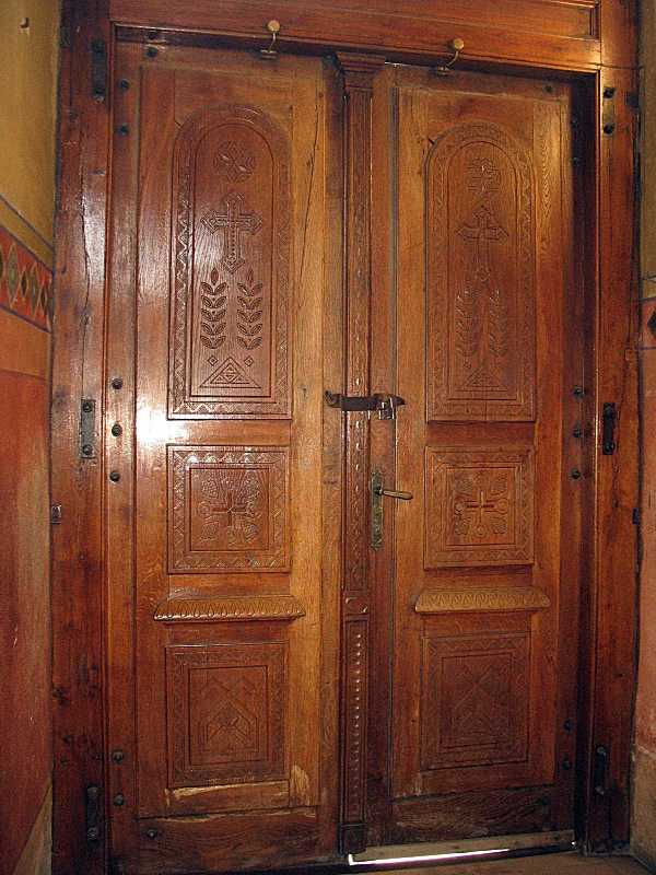 Двері з орнаментальним різьбленням