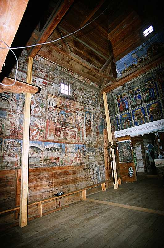 2005 р. Північна стіна зі сценою…