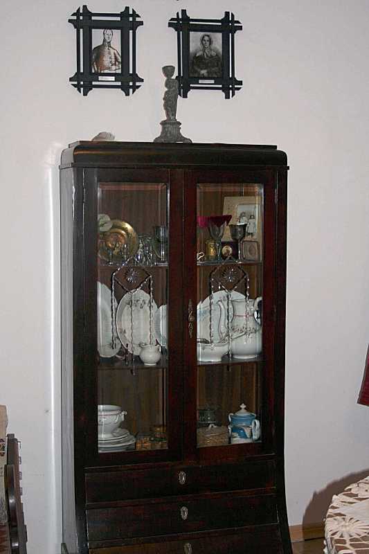 Шафа з посудом