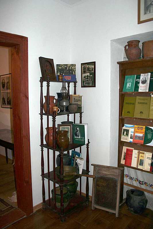 2016 р. Стелажі з побутовим начинням…