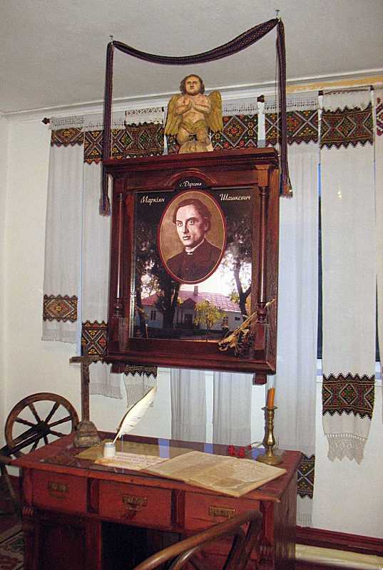 2016 р. Письмовий стіл і портрет М.…