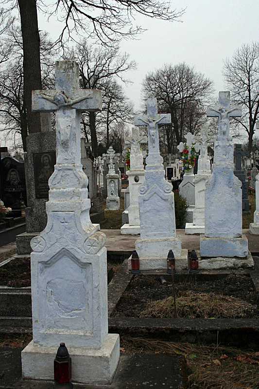 2016 р. Надгробки з розп’яттями