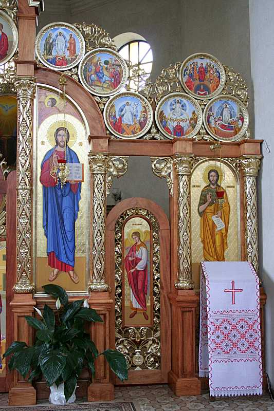 Права частина іконостаса