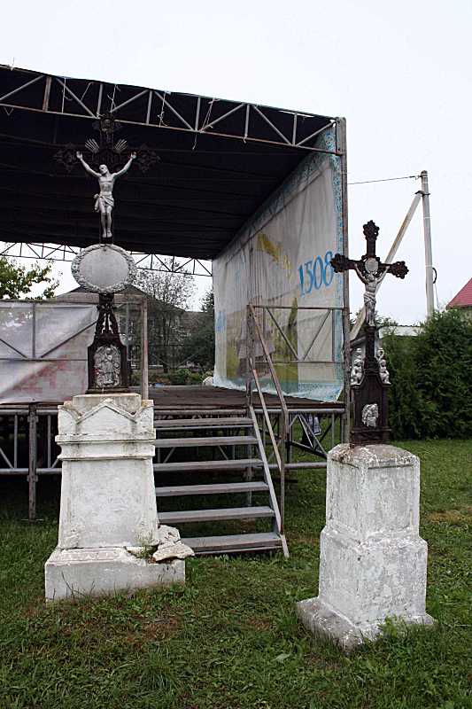 2018 р. Надгробки біля церкви