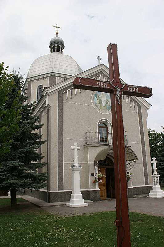 2014 р. Хрест на тлі церкви. Вигляд з…