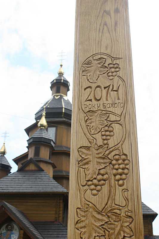 Напис і різьблення на хресті