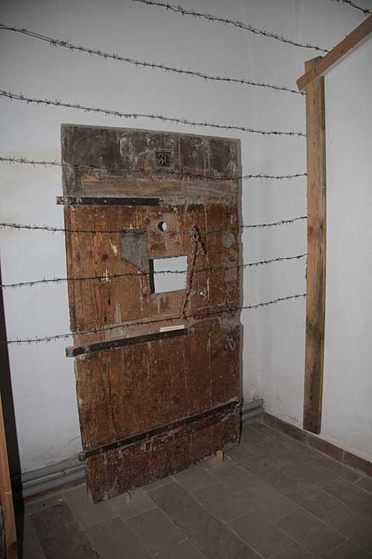 Двері тюремної камери (2)