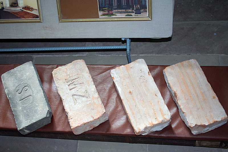 Цеглини з клеймами-монограмами