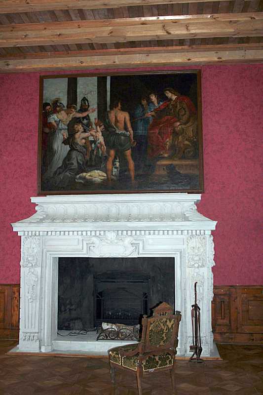 Камін, над ним – картина