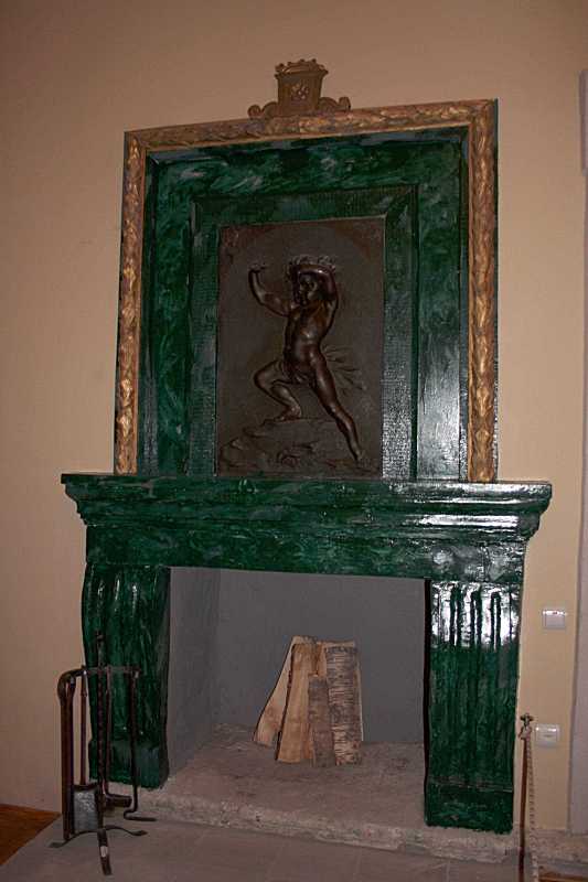 Камін зеленої барви, над ним – рельєф