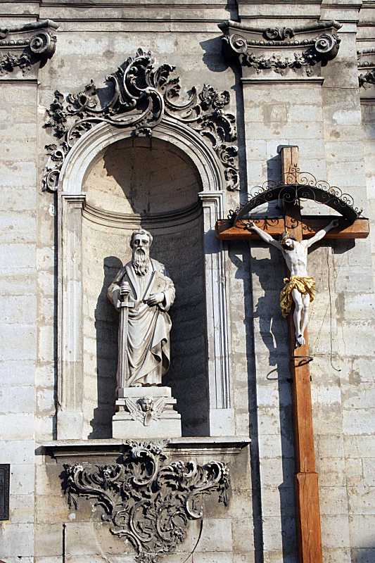 Постать апостола Павла в ніші