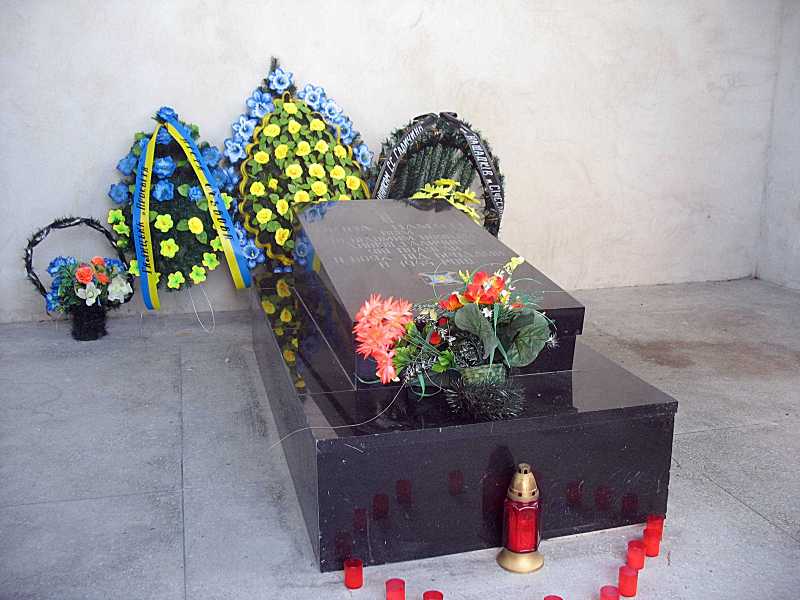 2010 р. Надгробок воякам