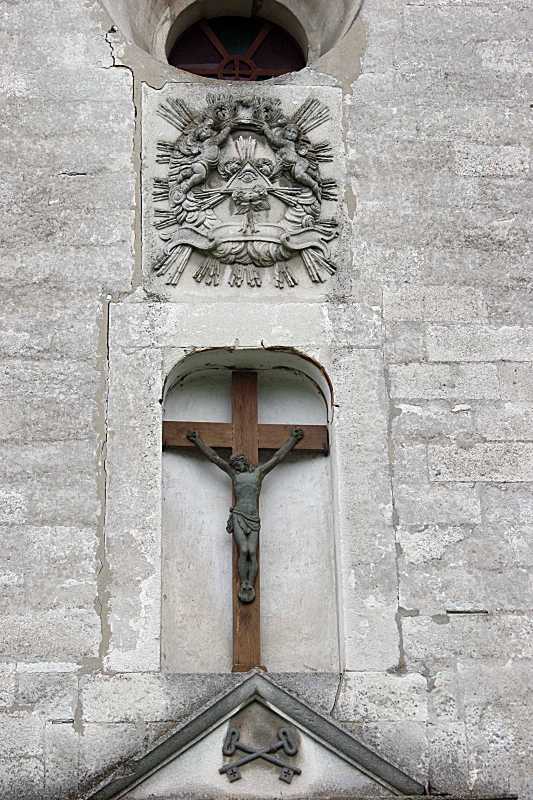 Рельєф «Недремане око» і розп’яття