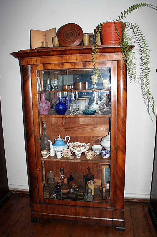 Шафа з посудом