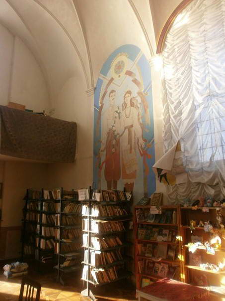 Фрагмент інтер’єра зі стелажами…