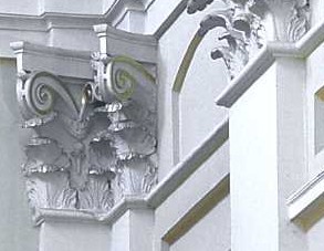 Капітелі пілястр