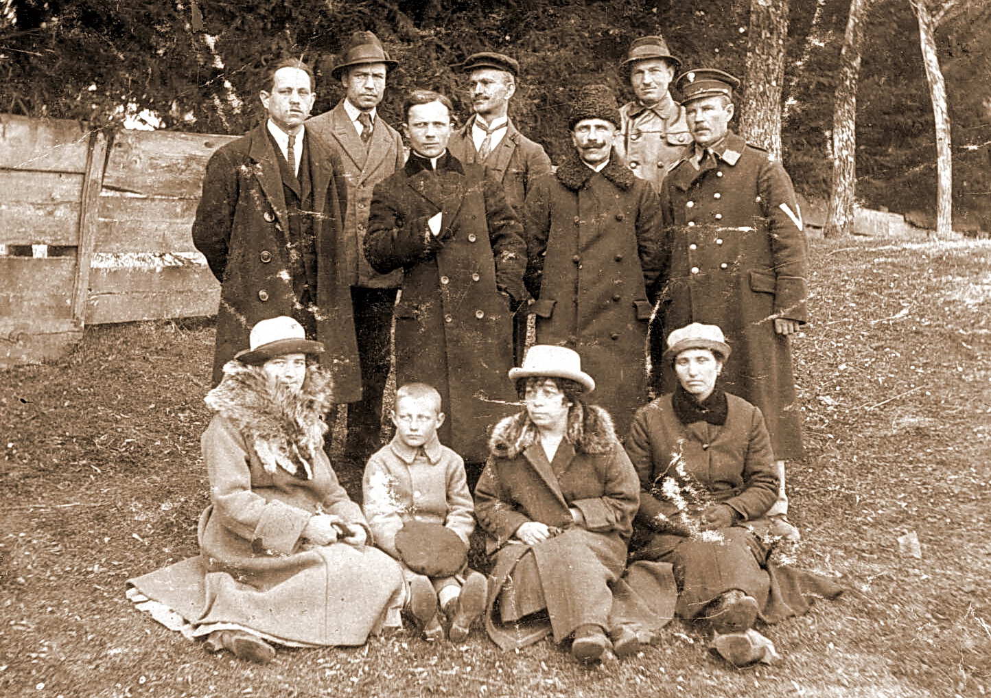 Історичне фото з Дорожева 1924 р. В часі парцеляції маєтків не продавали землі… 1924 р. Родини Саламонів і Шкільників