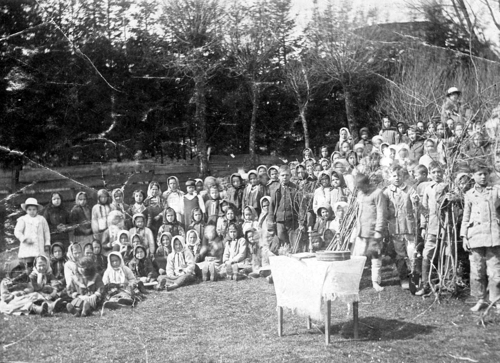 Фото орієнтовно 1925 – 1926 років з церемонії освячення дерев (саджанців), яку… 1925 (?) р. Освячення дерев