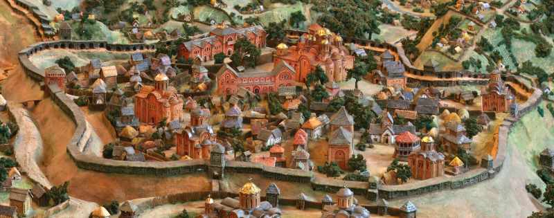 Зліва в кільці валів – Софійські ворота. Далі праворуч – собор Федорівського… “Аерофотознімок” зі сходу