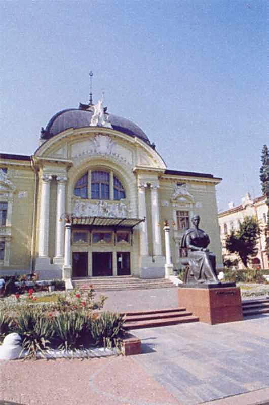 2006 р. Фрагмент площі перед театром