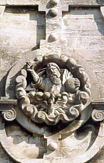 Центральна скульптура верхнього ярусу