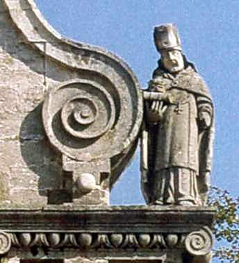 Права скульптура верхнього ярусу