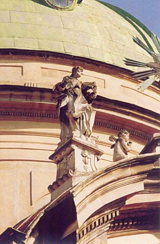 2006 р. Скульптура на головному фасаді