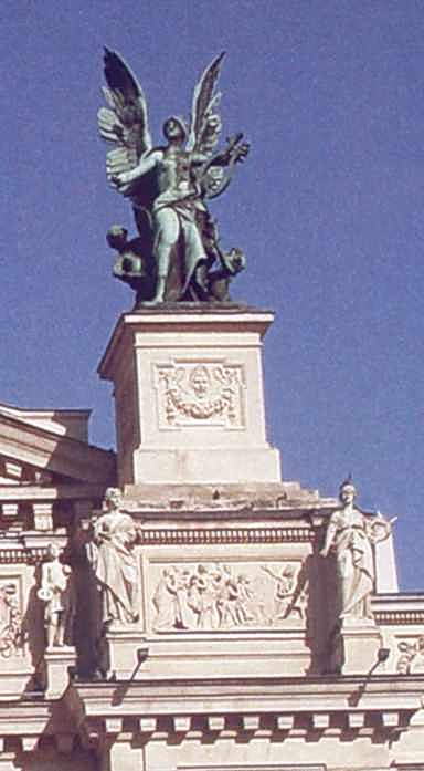 Фрагмент фасаду зі скульптурою “Геній…