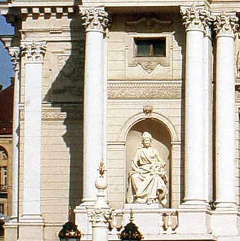 Фрагмент фасаду зі скульптурою “Комедія”