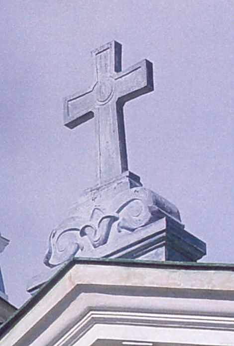 Хрест на фронтоні