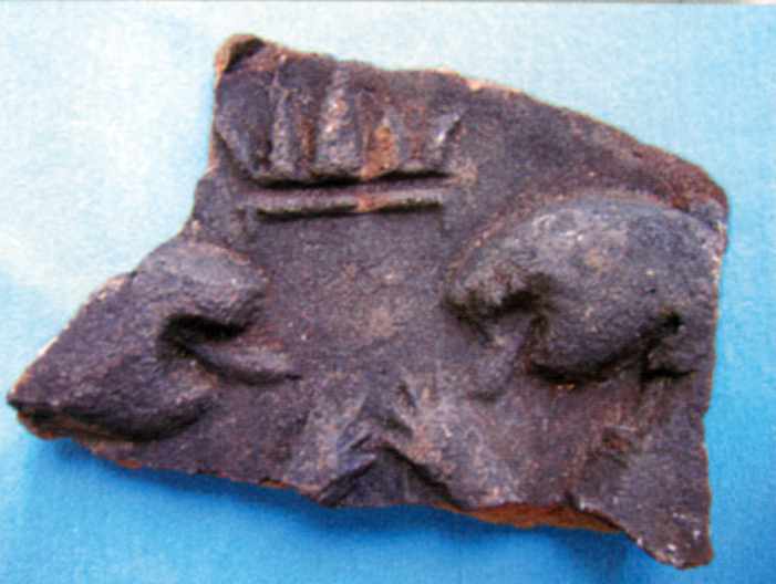 Фрагменти кахляних плиток з неординарними зображеннями; Верхній Салтів, XVIII… Фрагменти кахляних плиток