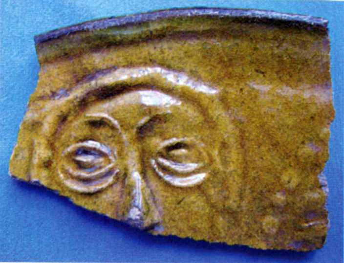 Фрагменти кахляних плиток з неординарними зображеннями; Верхній Салтів, XVIII… Фрагменти кахляних плиток