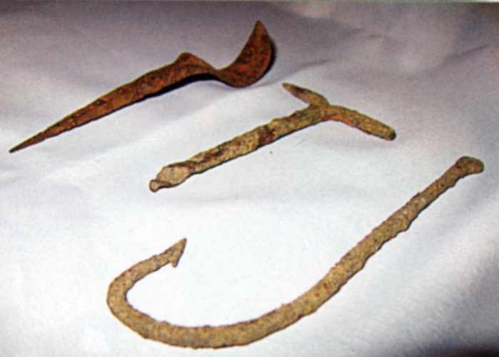 Залізні знаряддя праці: ніж-ложкоріз (довжина 13 см), сверддо-бурав (довжина… Залізні знаряддя праці