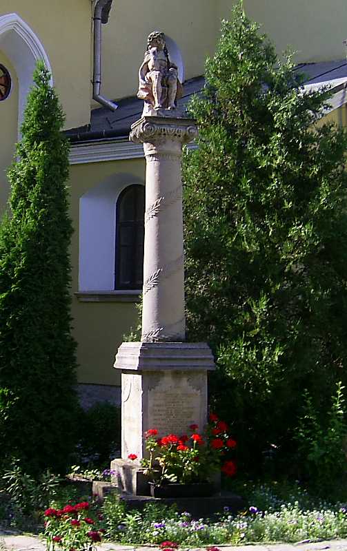 Колона зі статуєю