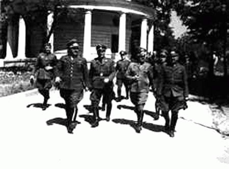 1942 р. Німецькі офіцери біля церкви