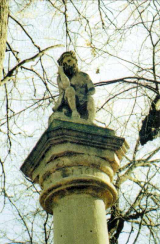 Колона зі скульптурою скорботного Христа