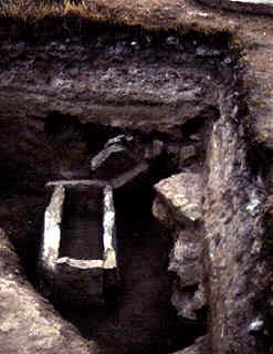 Могила у розкопі церкви