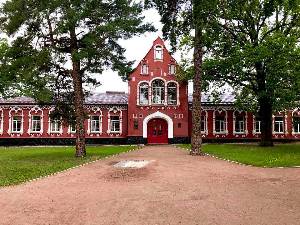 Будівля зводилася у 1911 р. та призначалася дитячому притулку «Общества… Школа № 2